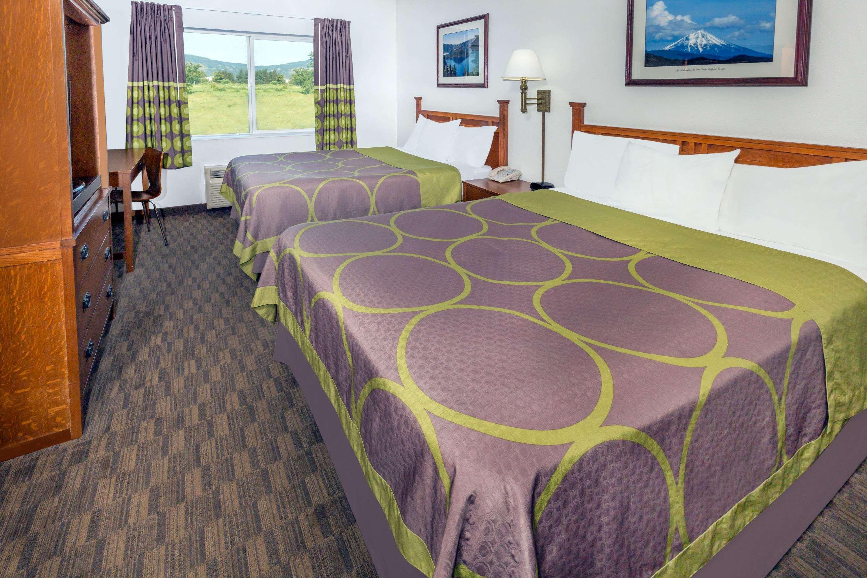 Super 8 By Wyndham Pt Medford Motel